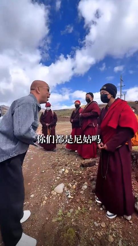 5月27日，澳门老炮在西藏旅游途中，偶遇了两位徒步行走的“西藏尼姑”，留寸头、能