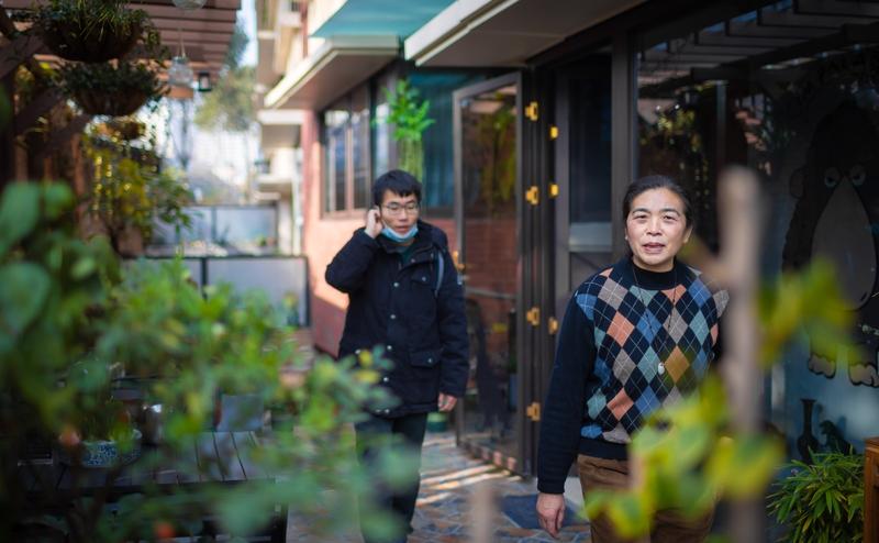 这让我想起两个故事。张阿姨含辛茹苦养大儿子小强，还供他上大学。可小强结婚后，在妻