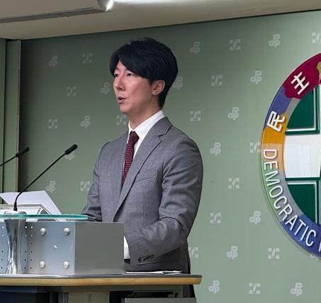 这事儿还没完呢,郑丽文批评后,绿营反应倒也激烈。先说该党派发言人吴峥本人,倒