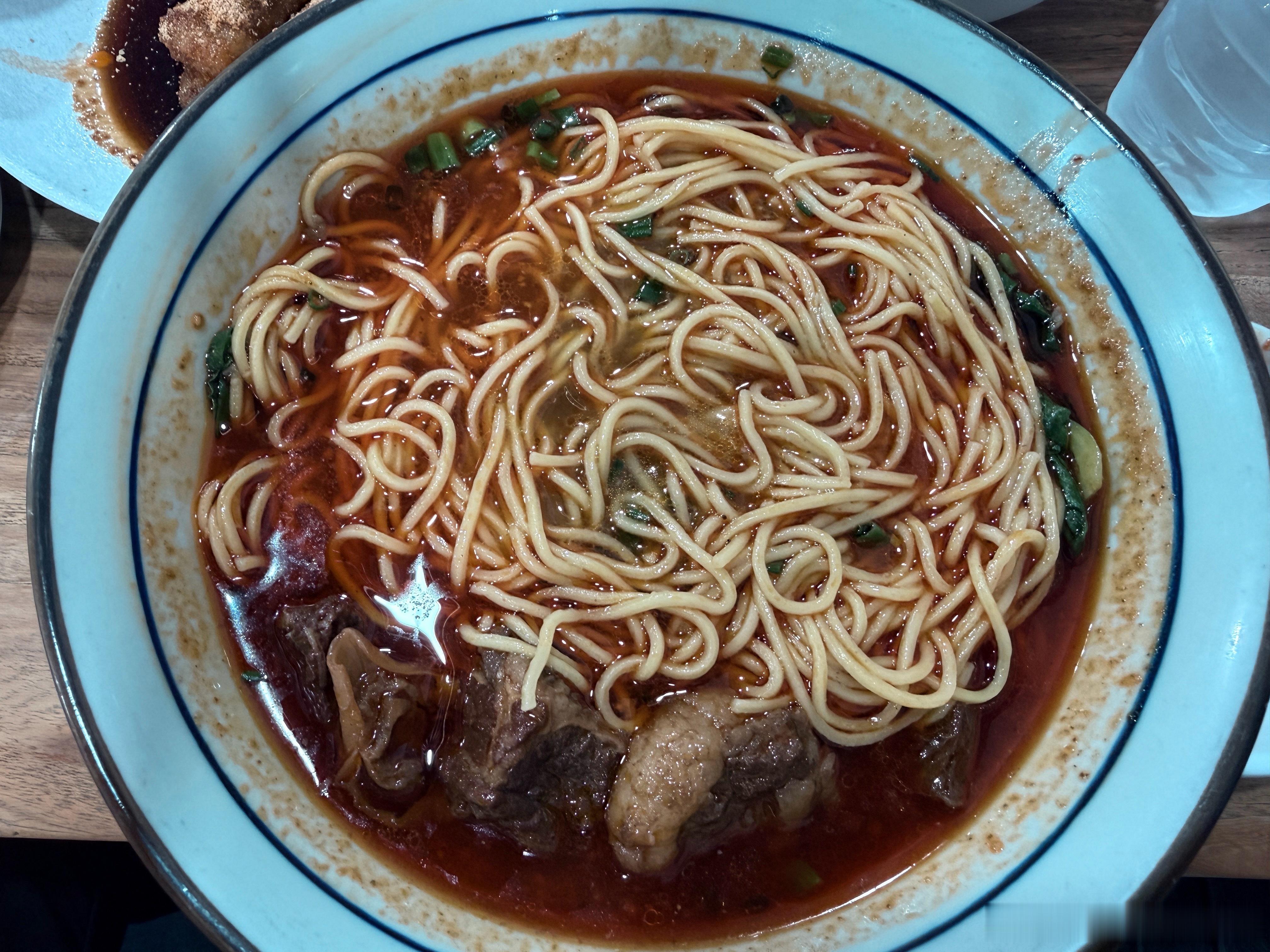 昨晚的勇盛牛肉面味道确实不错但是我觉得排队一小时太夸张了他家口水鸡更好吃打包了