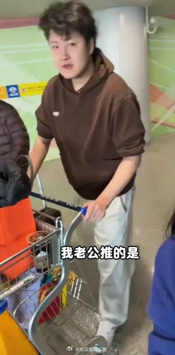 金龟子一家度假，坐外孙婴儿车被女儿推着，王宁表情严肃满眼嫌弃！