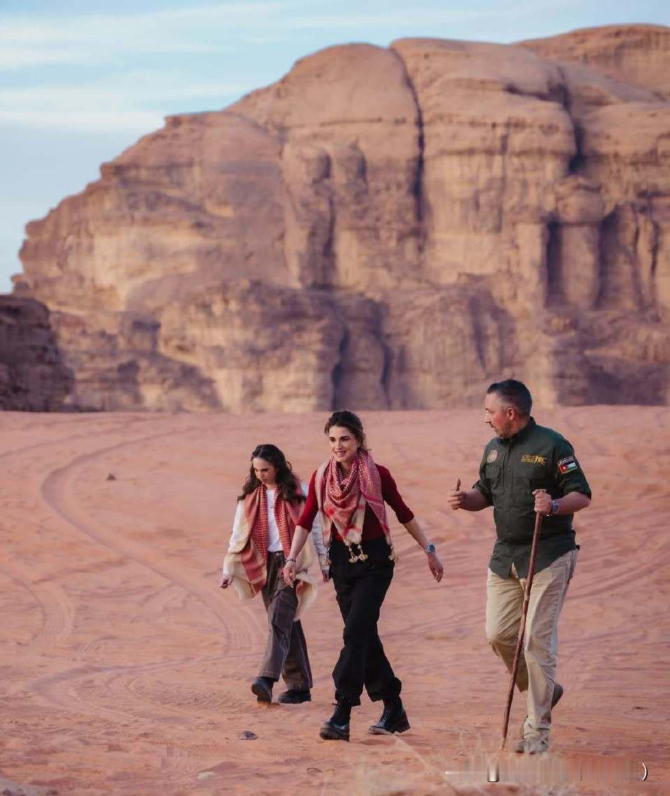 拉尼亚王后和女儿萨尔玛公主参观位于约旦的世界自然与文化混合遗产瓦迪拉姆！母女合体