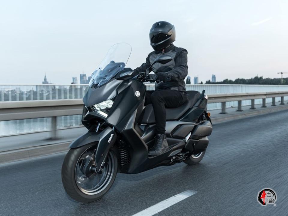 雅马哈推出2025款XMAX300运动踏板，维持49800元售价。新车主要升级无