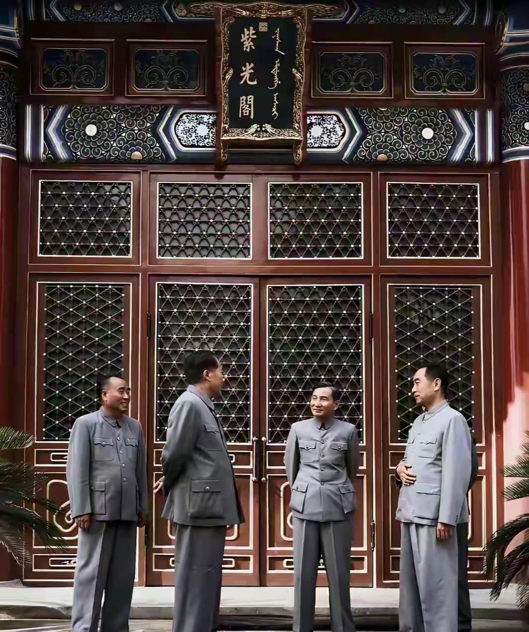 看到一张照片五位领导人在紫光阁门外的合影毛主席、周总理、朱老总、陈云、还有被