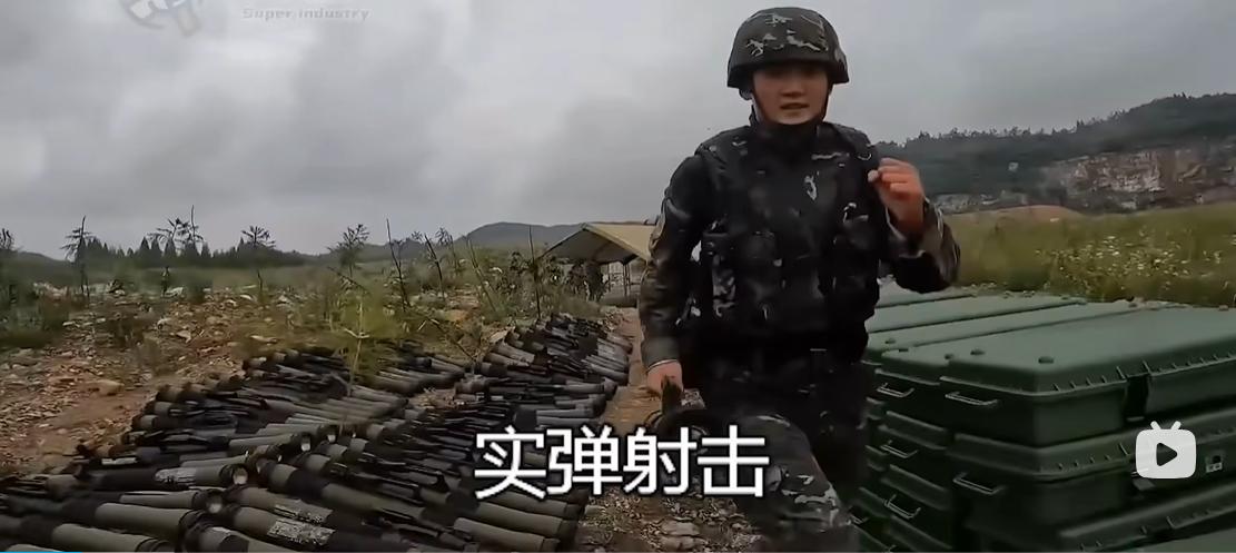陆军实弹训练期间，为战士们准备的93毫米单兵火箭筒，数量管饱，想射就射！11式