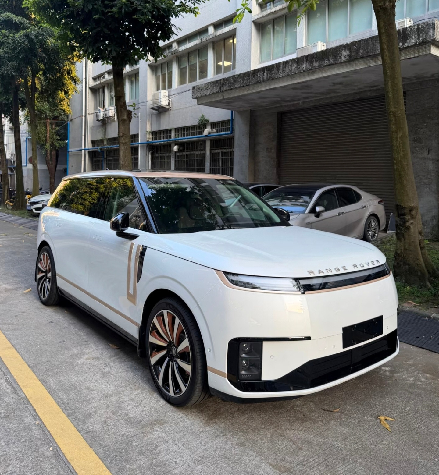 这跟当年买陆风X7改路虎极光的行为有什么差别[？？？]​​​