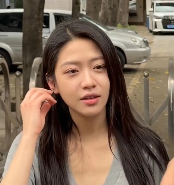 向涵之的素颜让人意外真的很普通！她还那么年轻，但素颜的状态很一般，看起来肤色黯
