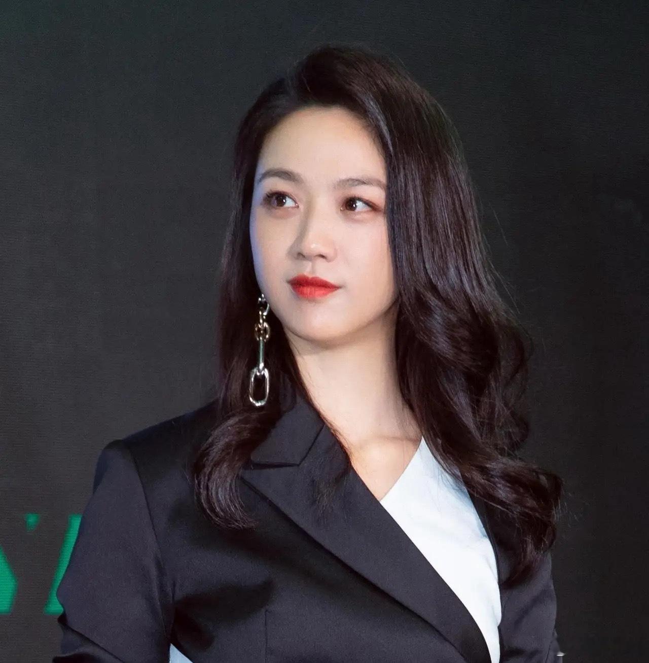 主持人问汤唯:“你跟韩国的老公是说中文，还是韩文？”汤唯说:“结婚十年跟老公互相