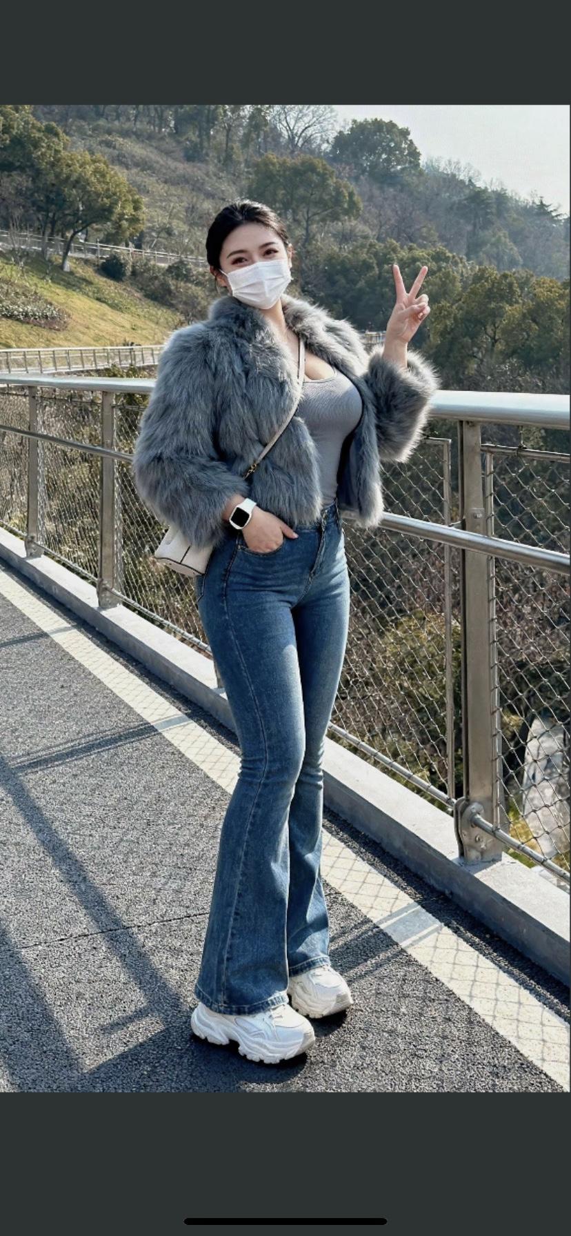 冬日穿搭指南：毛茸茸外套+牛仔裤，元气满满！