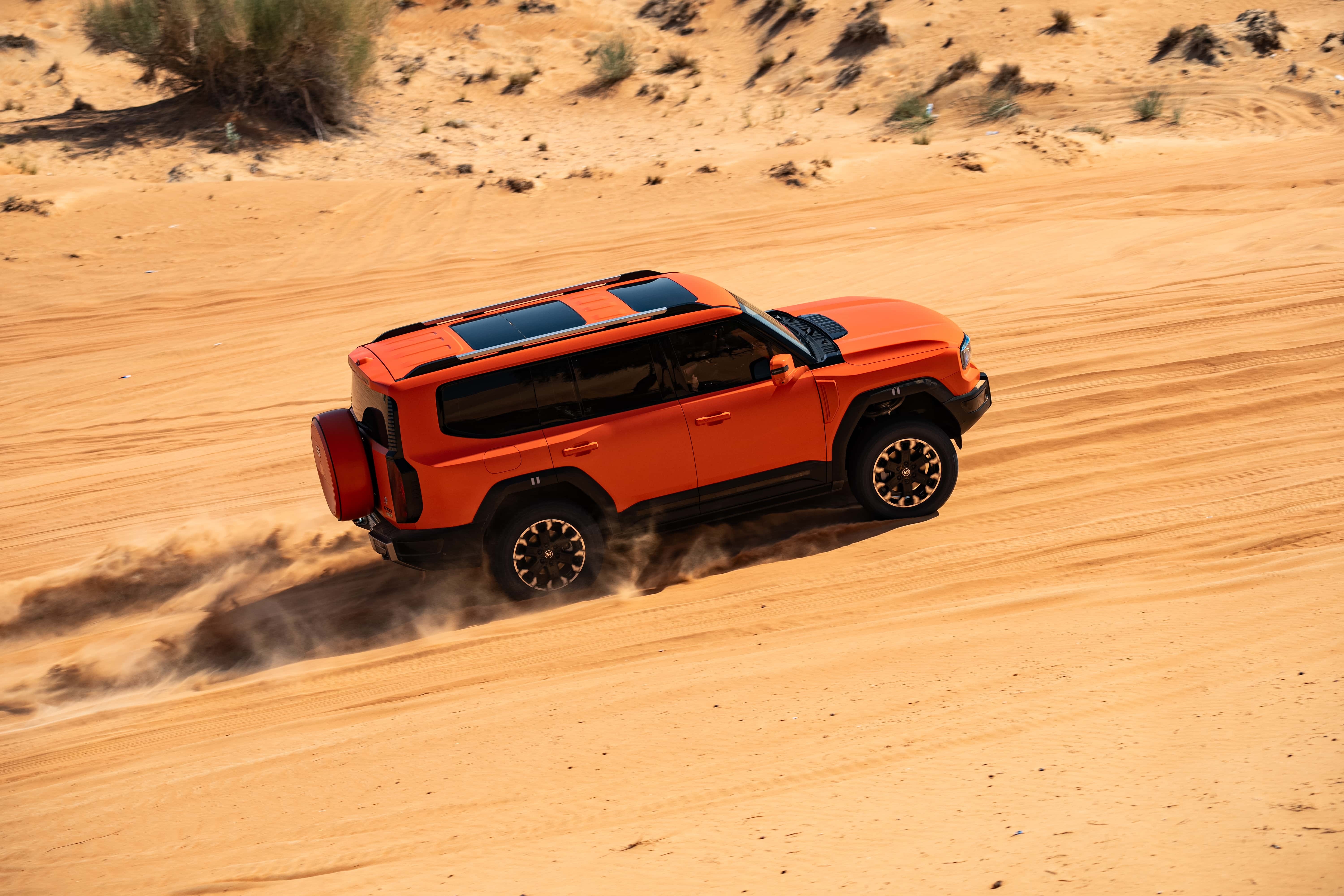 为什么纵横G700能成为沙漠土豪的硬通货？因为它是唯一能从容应对沙漠暴雨两种极端