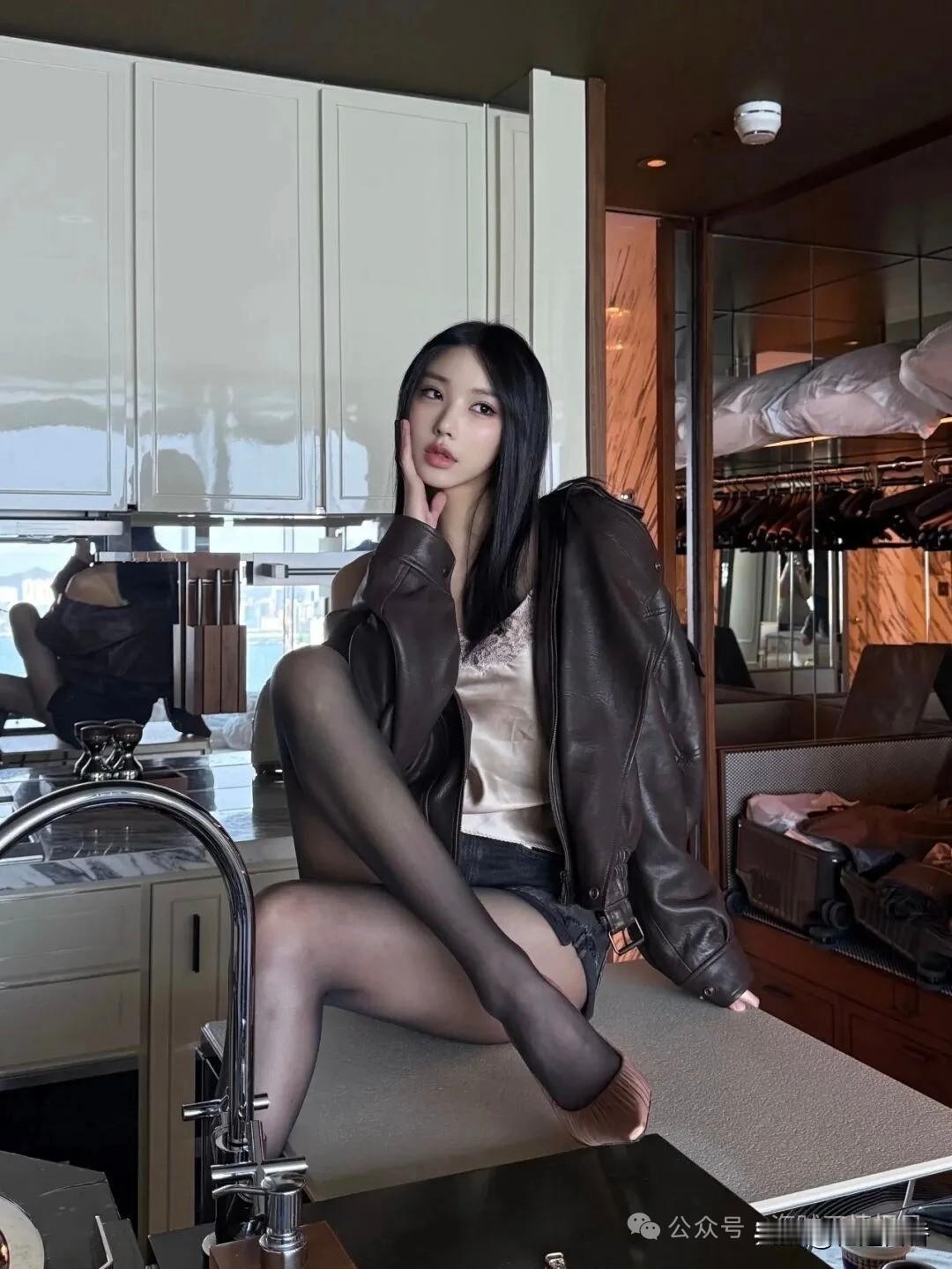 都市时尚女孩，黑皮夹克搭配透视丝袜，时尚感爆棚！
