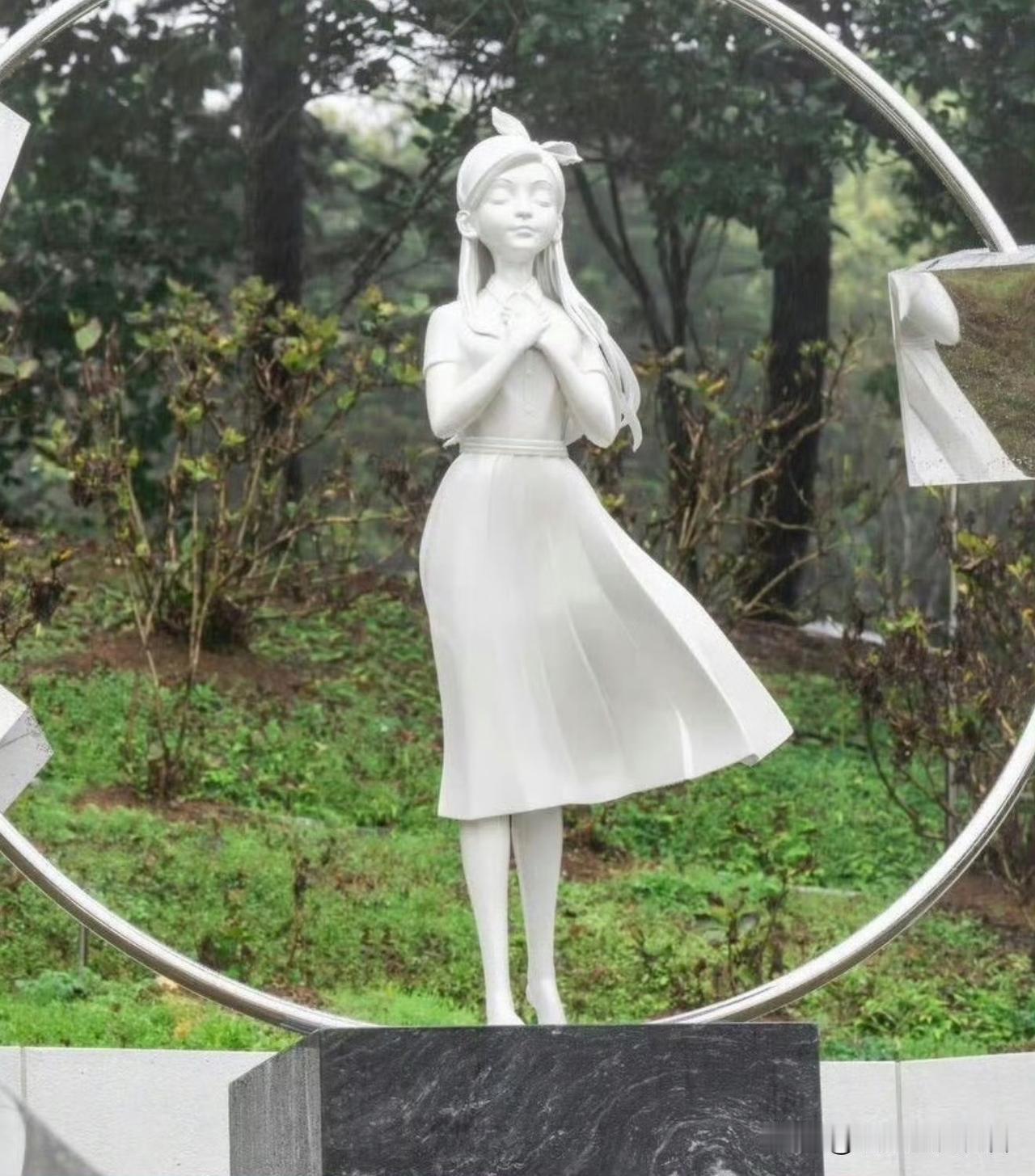 大s纪念雕像落成！大S（徐熙媛）离开一周年，具俊晔为她精心设计的纪念雕像，并