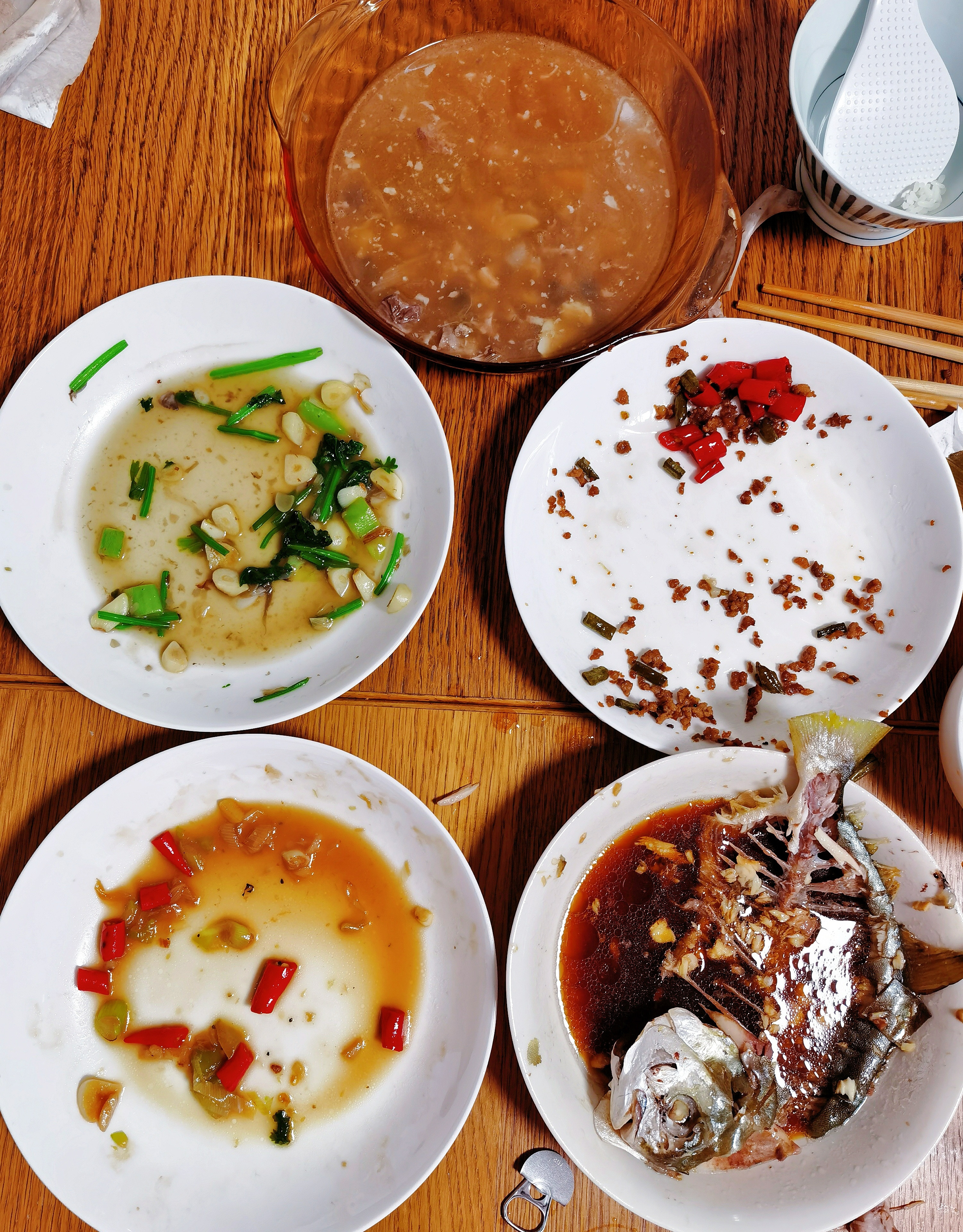 生活的模样上午他辅导孩子，我做饭。我喜欢做饭。满满一大桌，成本还不到60块，一家三口吃得足足的。“节