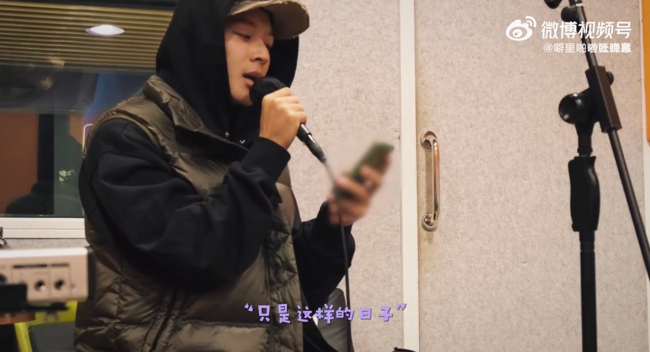 论诚意只服张晚意！为唱好《梦一场》彩排多版方案，卷毛造型像从漫画走出。候场时练习