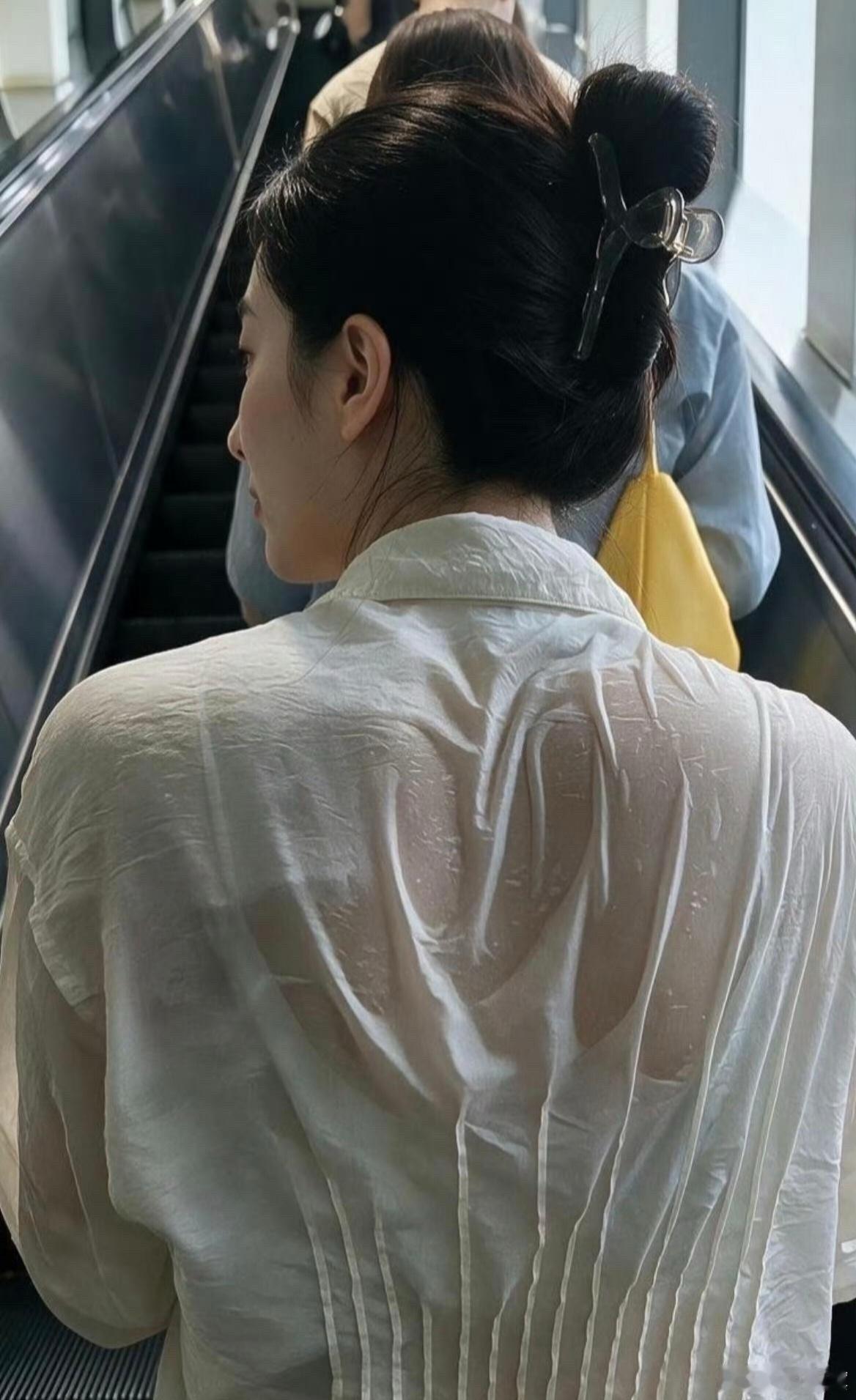 这是淋雨了还是热得汗流浃背？