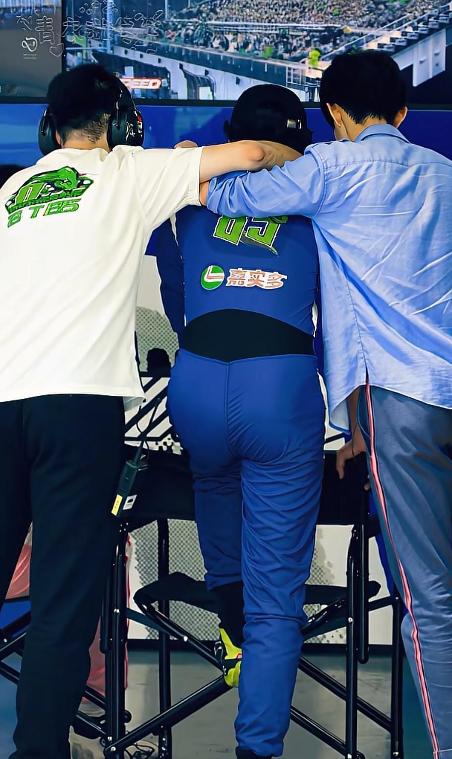 王一博又把蓝忘机戏服穿上了。不是剧组，是综艺后台。制片人告诉我，蓝忘机这个I