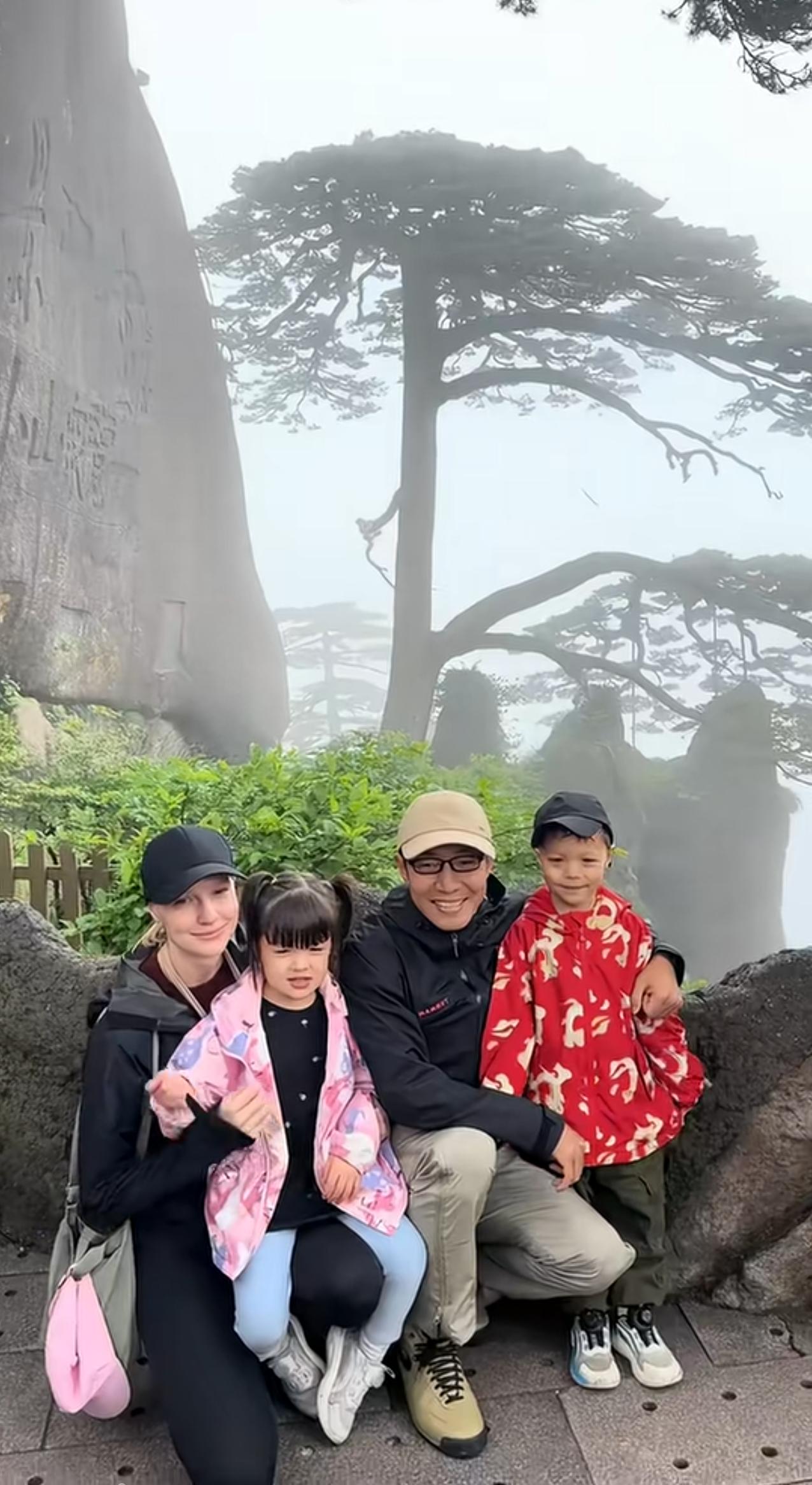 撒贝宁和他老婆是俊男美女，生的孩子怎么就……一言难尽！又刷到撒贝宁和他老婆爬