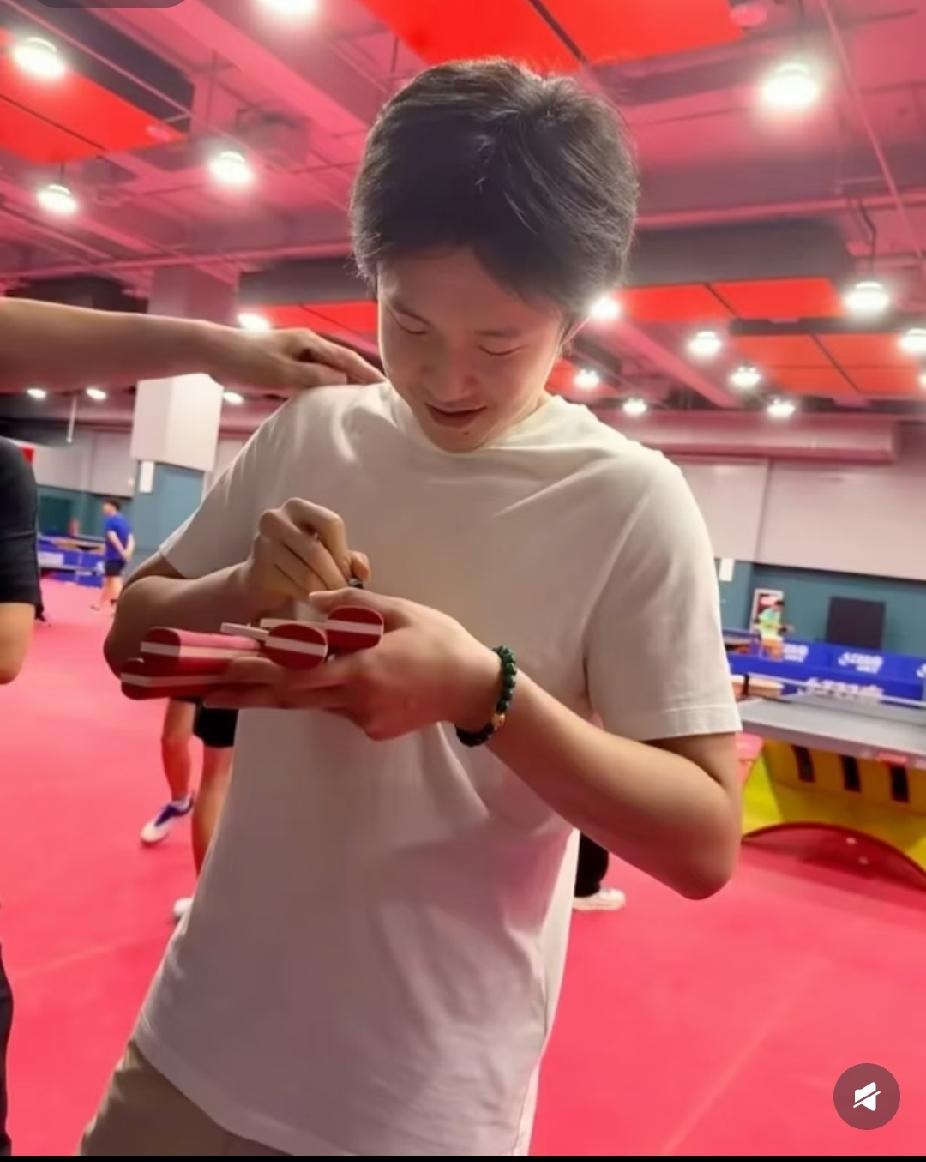 肉眼可见的瘦了好多，真的心疼🥺低头认真给球迷签名的楚钦，安安静静垂着眼，