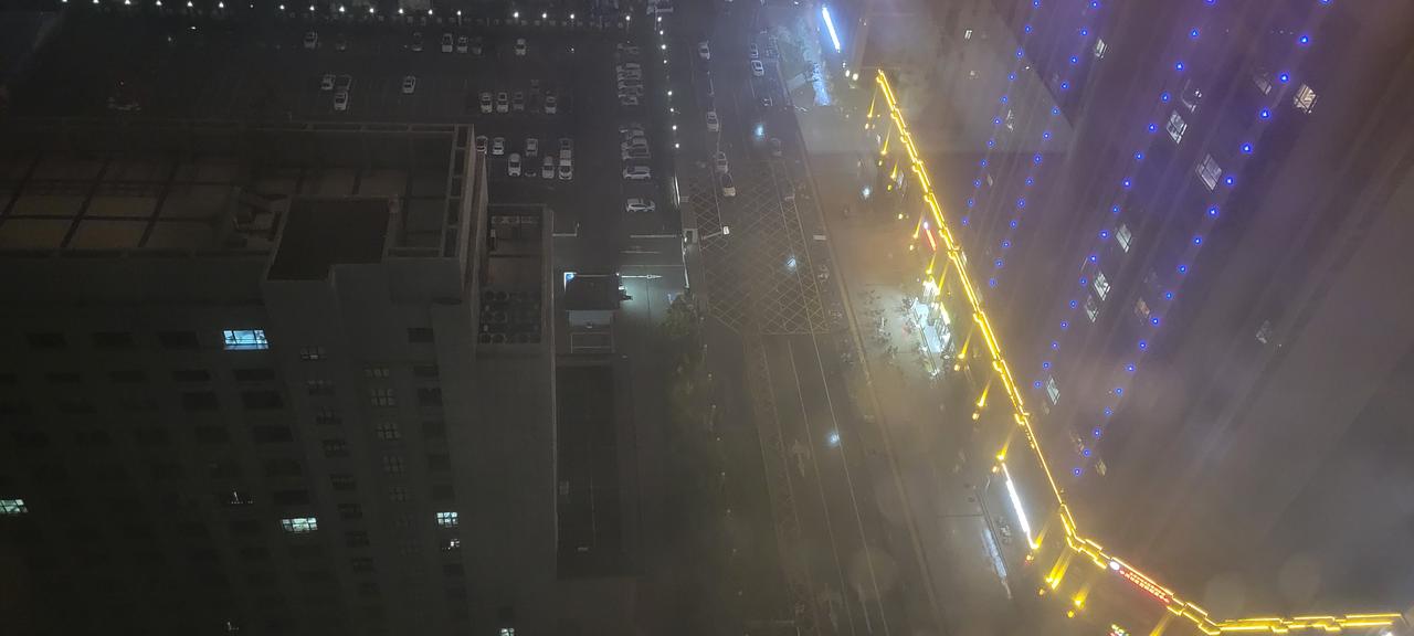 此时此刻：兰州电闪雷鸣，大雨如注！从晚上9:30分开始到现在，兰州电闪雷鸣，大