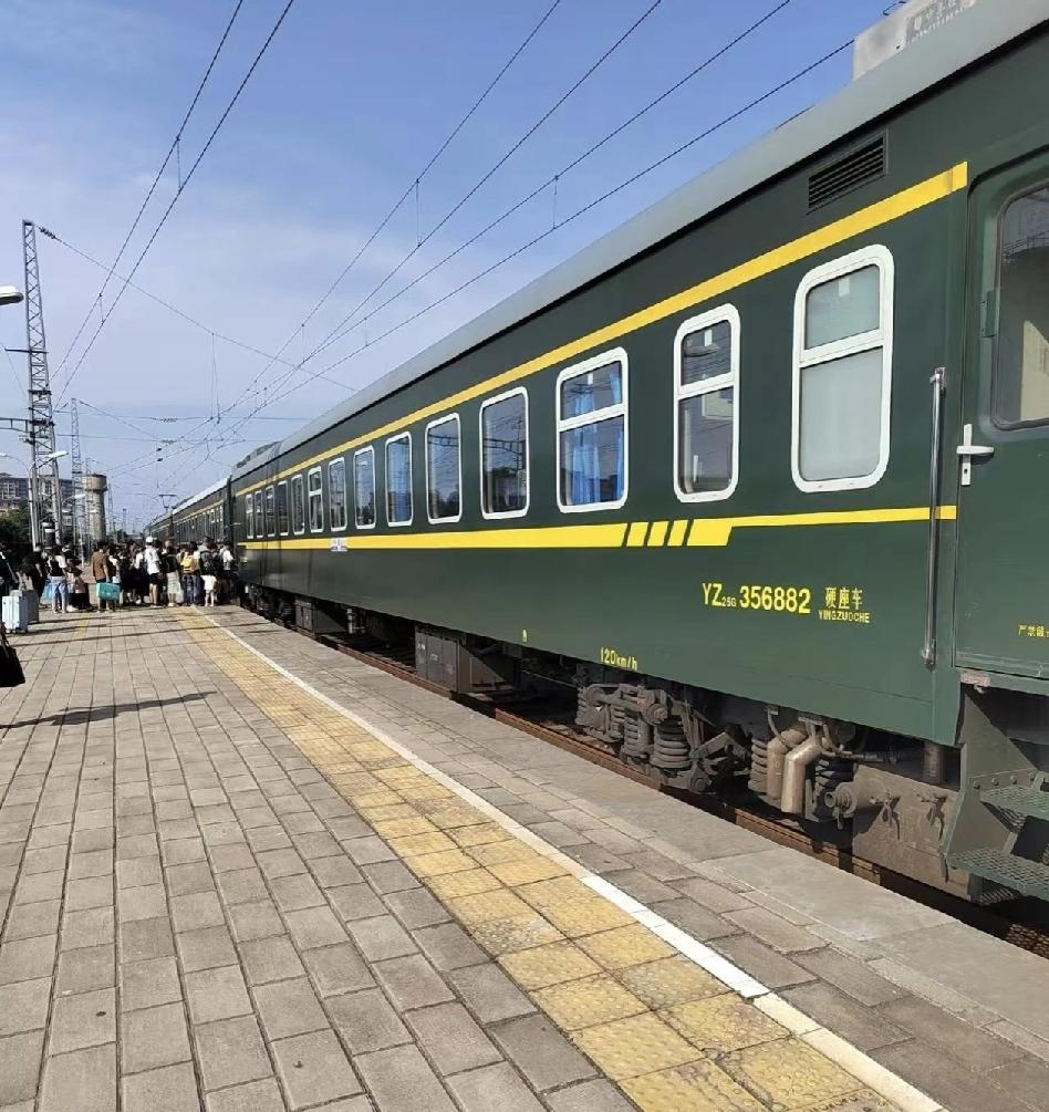 今年我和老公打算坐绿皮火车回家过年，我算了一笔账，坐高铁需要8个小时，票价要78