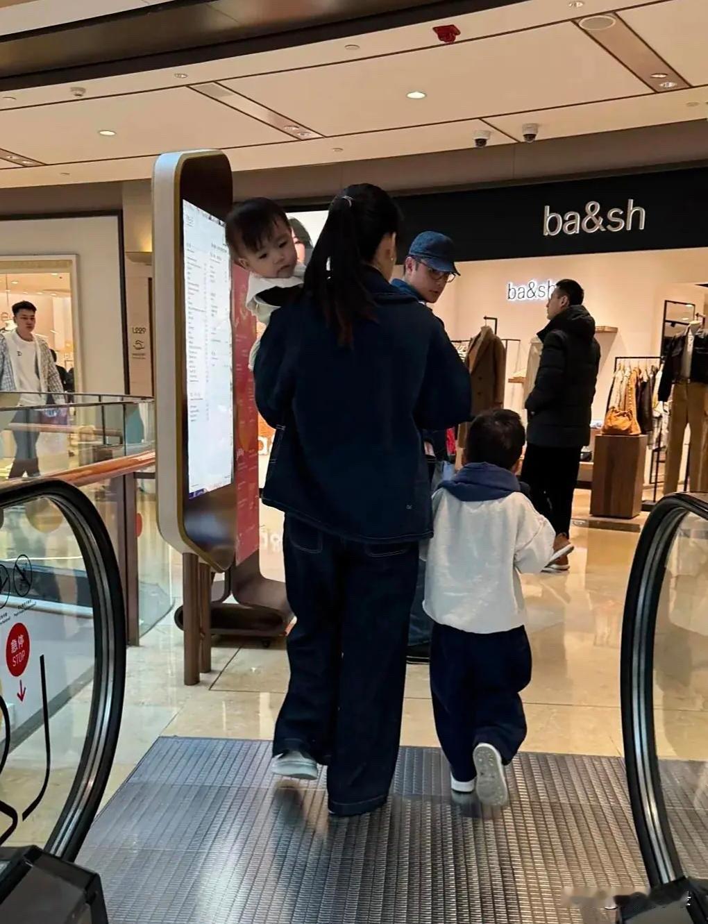 明道和家人现身上海街头，2岁女儿坐在婴儿车上，王婷萱身材真好！明道的穿衣打扮低调