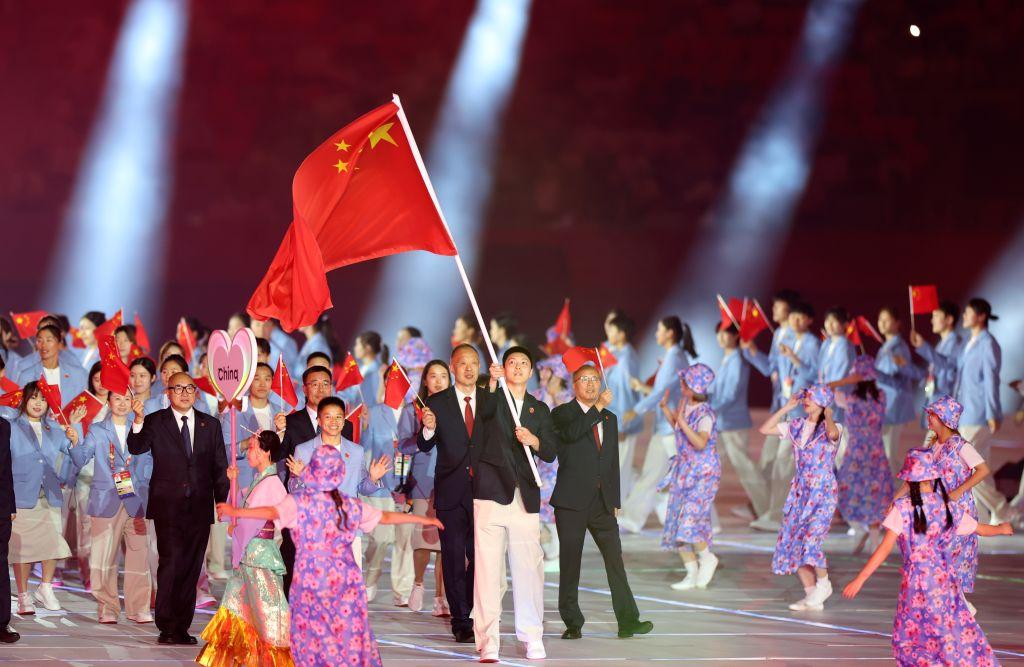 日本代表团彻底下不来台了！10月4日，亚运会闭幕式上，当亚奥理事会会旗交接完毕后