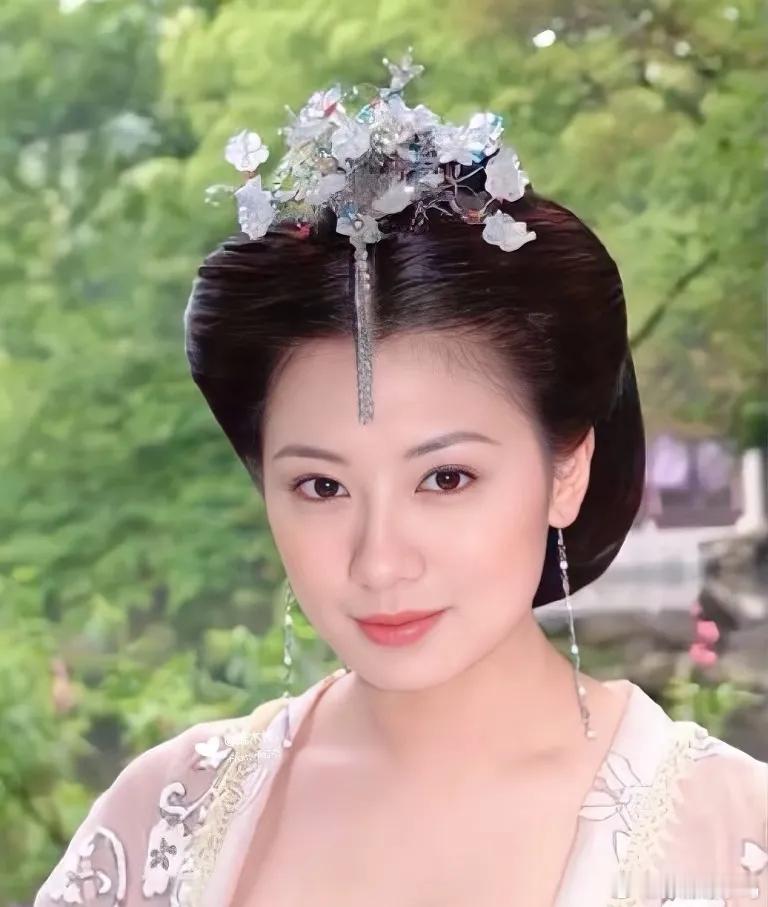 贾静雯和修杰楷在成都吃面呢，听说贾静雯最近在成都拍戏，夫妻俩感情是真的好！他俩差