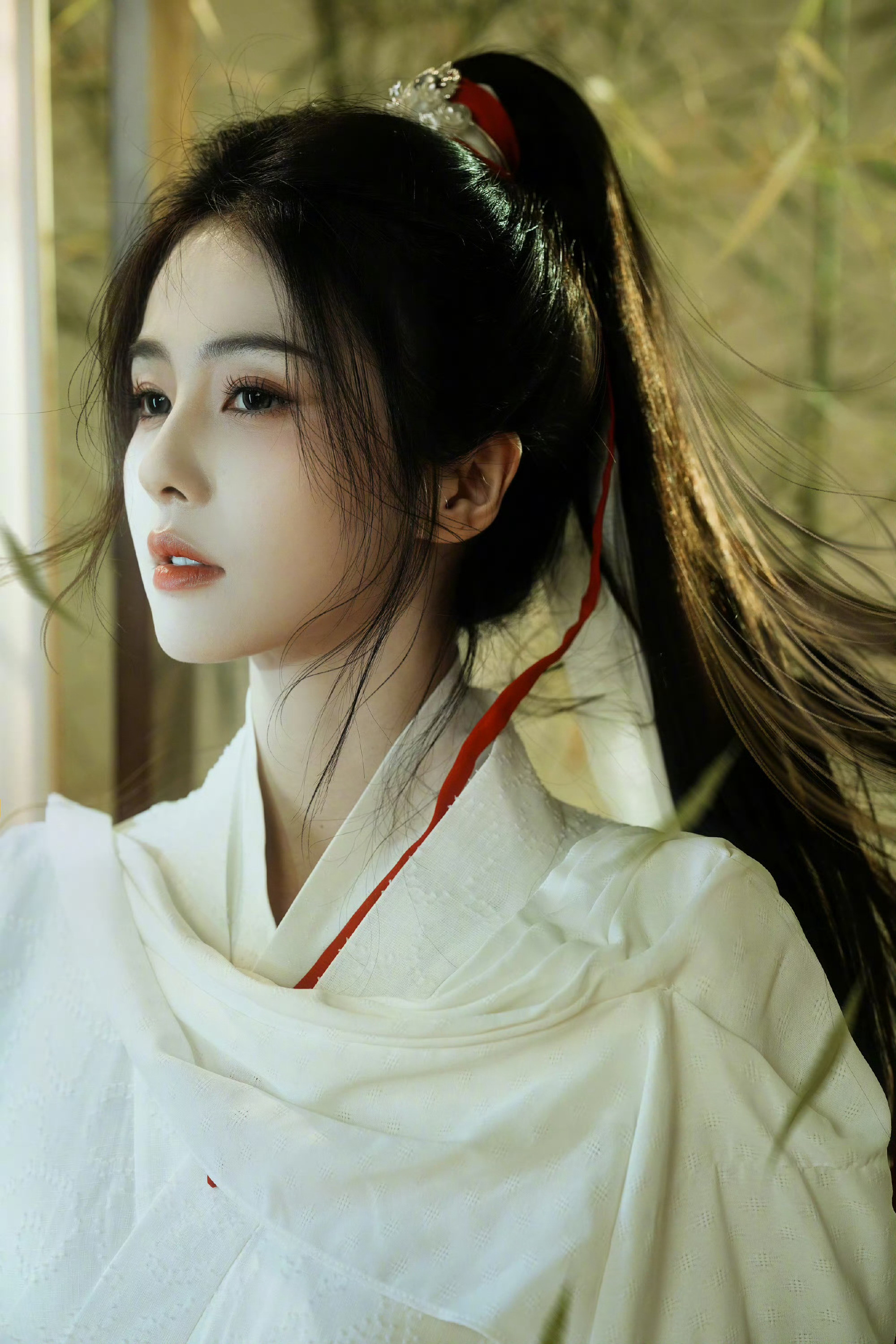 白鹿白鹿把美强惨焊在身上白鹿这破碎感真的绝了，把疯批美人拿捏得死死的。白衣胜雪