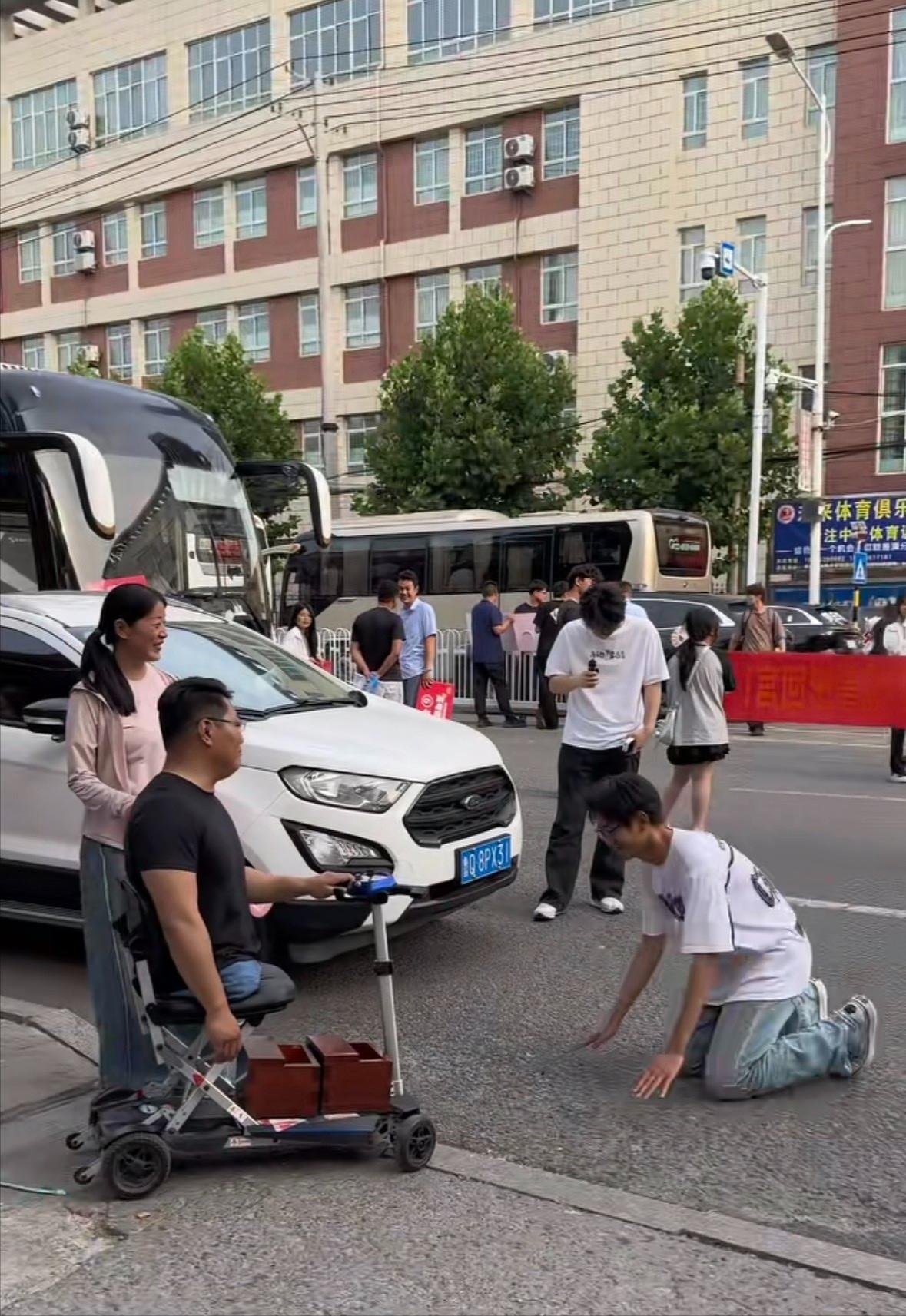 “扑通！”山东临沂高考结束，一位白T恤男生冲出考场，当众跪在无腿父亲面前，额头重