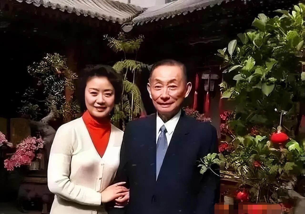 这是拍于早年间的一张留影，左边短头发女士是京剧演员李胜素，她是岁月不败的美人，感