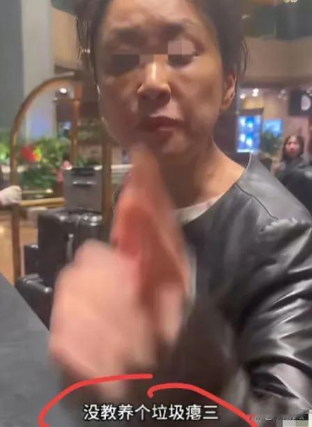 上海。女子在酒店健身，发现孩子不见了她低声叫了三声，旁边带耳机的黑衣女子过来骂