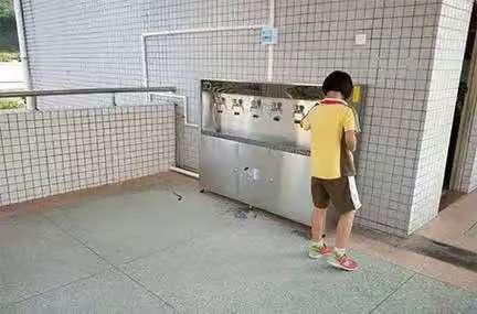 广西百色，一中学31台饮水机更换滤芯，一共花了8680元。学校要求全校89个班级