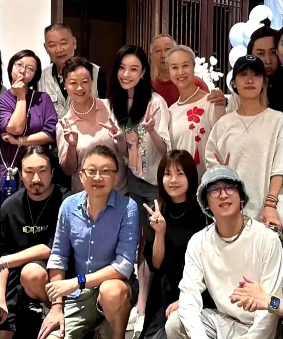 这是女演员倪妮的家庭合照。她和爸爸妈妈站在一起十分开心。妈妈虽然满头白发
