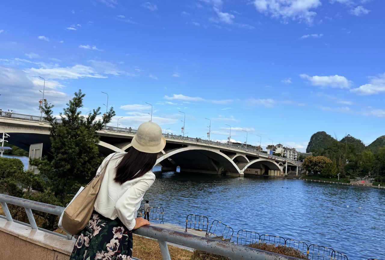 2025年10月5日，和女儿到了桂林漓江边，已经是下午四点多钟了。真是起了个大