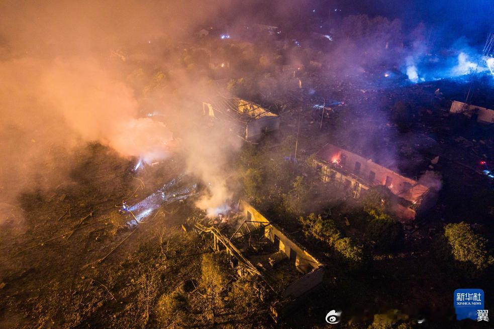 浏阳烟花厂爆炸致26死61伤此次浏阳华盛烟花厂爆炸威力如此巨大，现场形成蘑菇