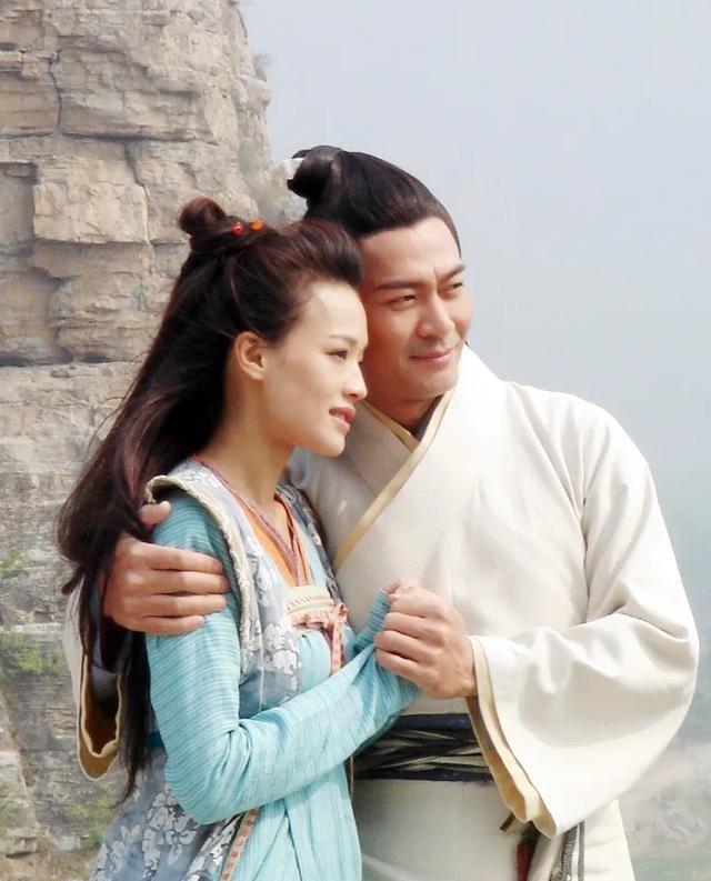 一天深夜，隋朝权臣杨素家的墙内翻身跳进一个年轻男子，杨素的爱妾立刻扑到了对方的怀