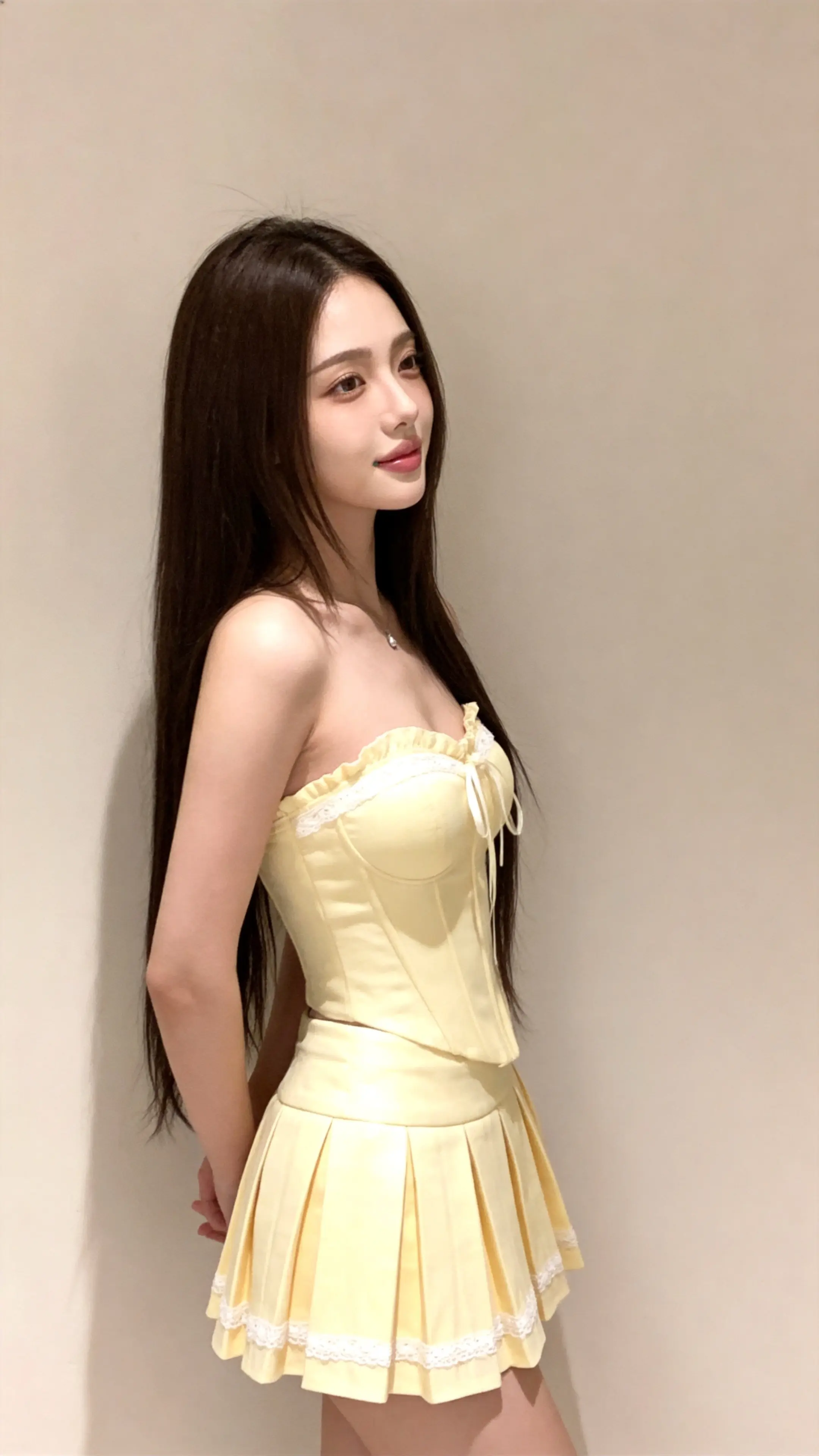 吊带裙穿搭 甜妹穿搭分享 分享今天的短裙穿搭 小黄裙穿搭 性感小黄裙