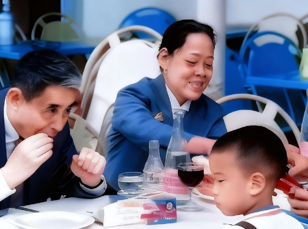 60年代,杨振宁接父母到瑞士团聚,一张温馨的合影,照片中的杨武之正在吃东西,罗孟