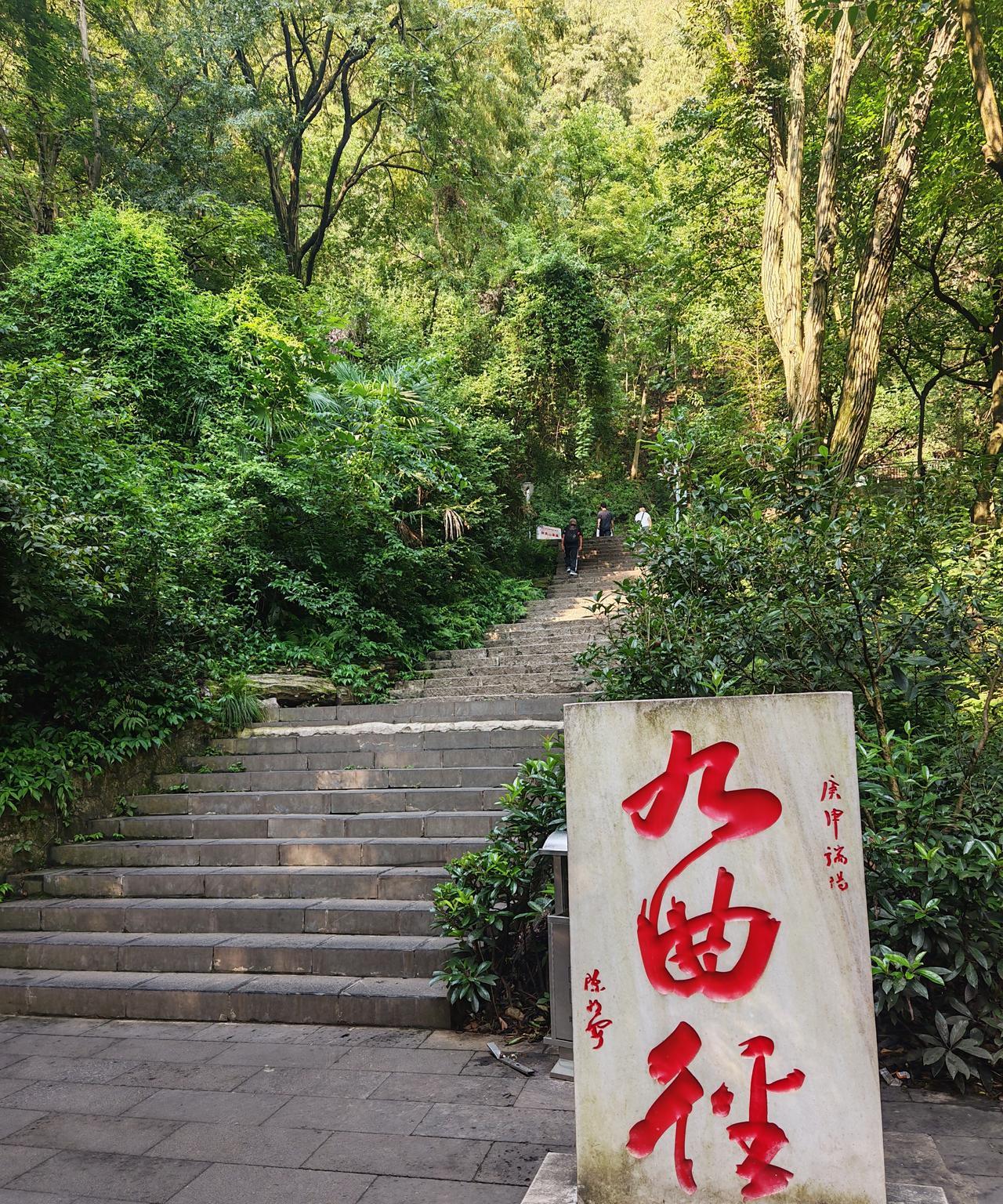 个人觉得，只要有退休金，能够保证基本生活，身体健康，就别再去打工了。很多人退休