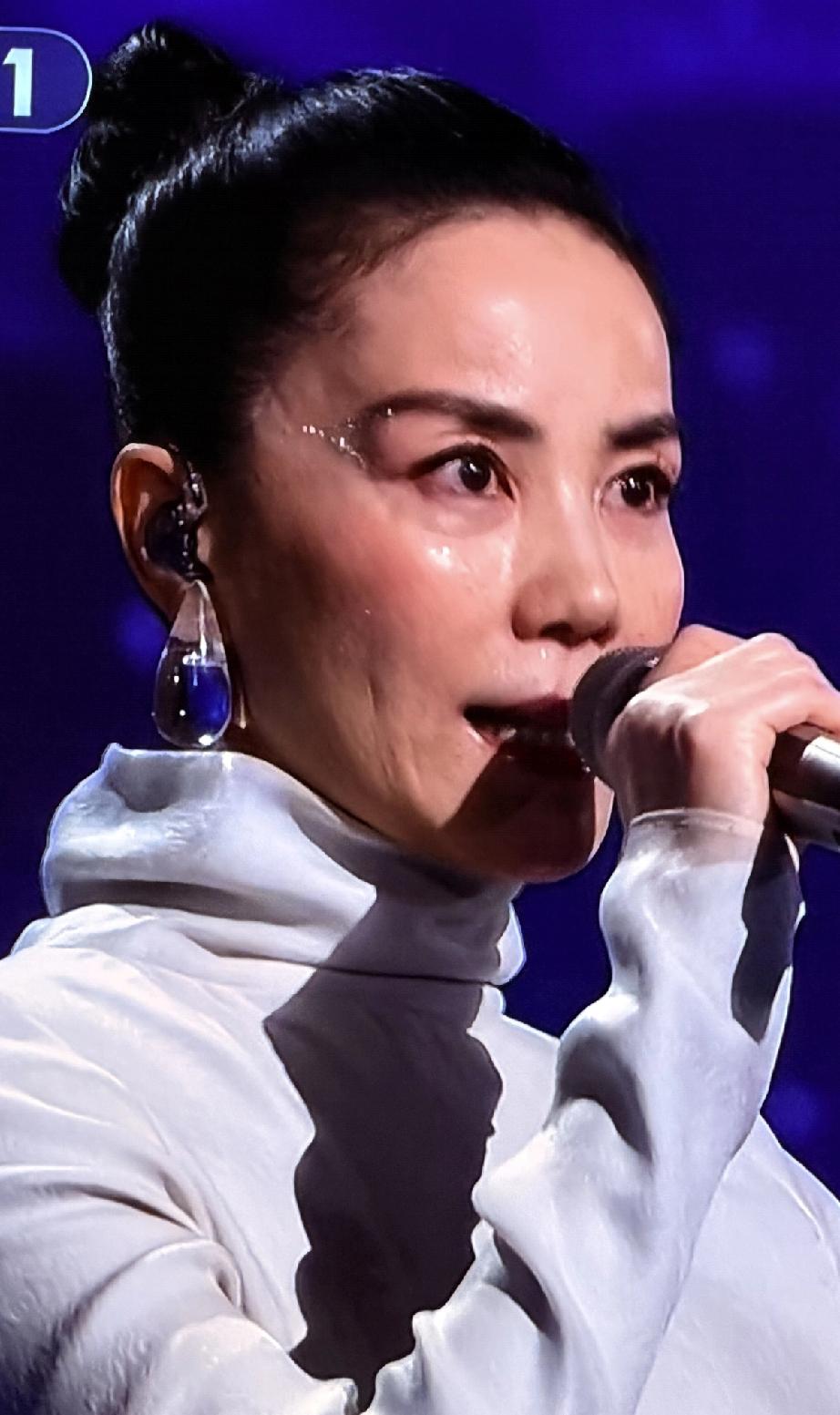 信佛之人，应该是慈眉善目，心地柔软吧？王菲的眉眼如此凌厉，心有多狠多硬似的。妆