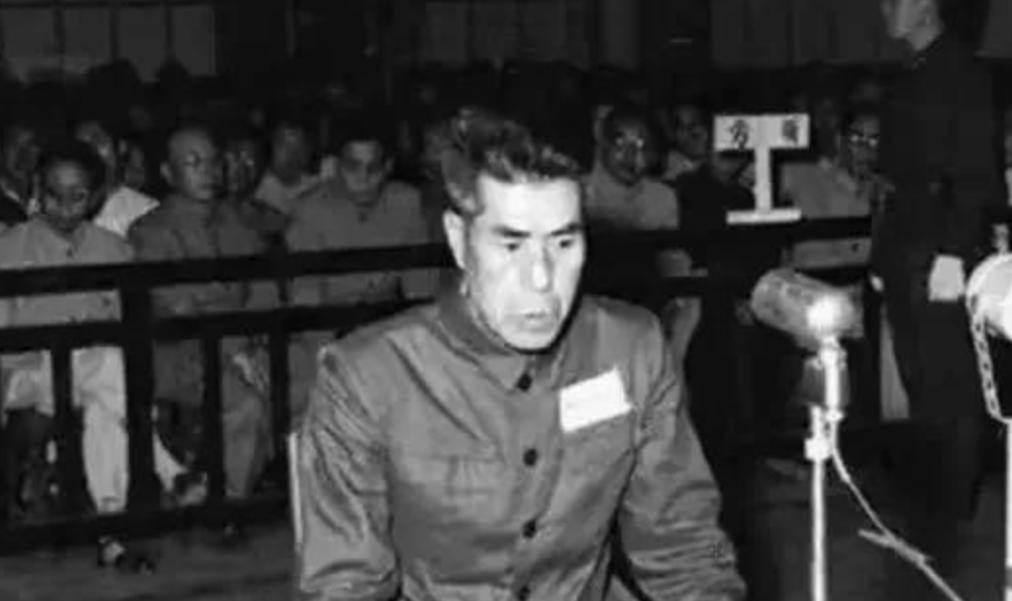 1957年上海菜场，一男子拎着菜篮擦肩而过，许世友的警卫连长瞬间惊出冷汗：是日本