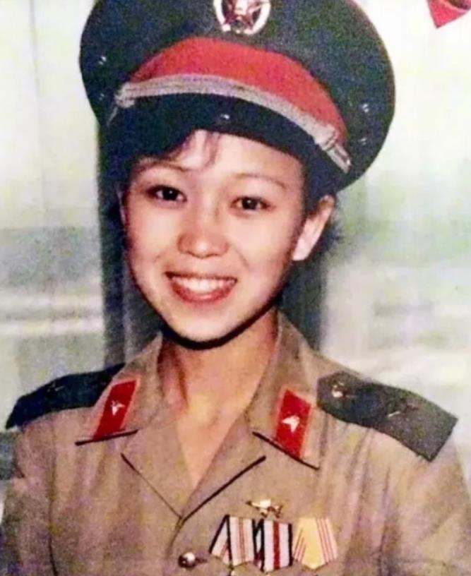 1984年，一位炸断左腿的战士，给病友说：“越南炮弹算个啥！有这位漂亮女兵护理，