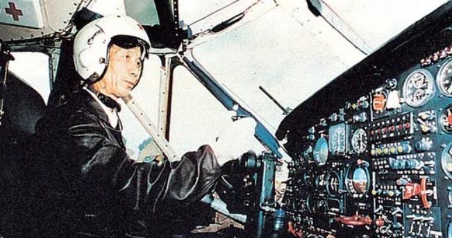 1996年，我国试飞员邹延龄出国交付飞机，当天晚宴上一位外籍美女在他耳边轻声说了