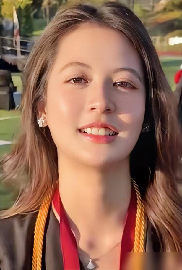 翁虹不感慨是假的！刷到她陪女儿参加毕业典礼的消息真的挺触动的，她这大半辈子也