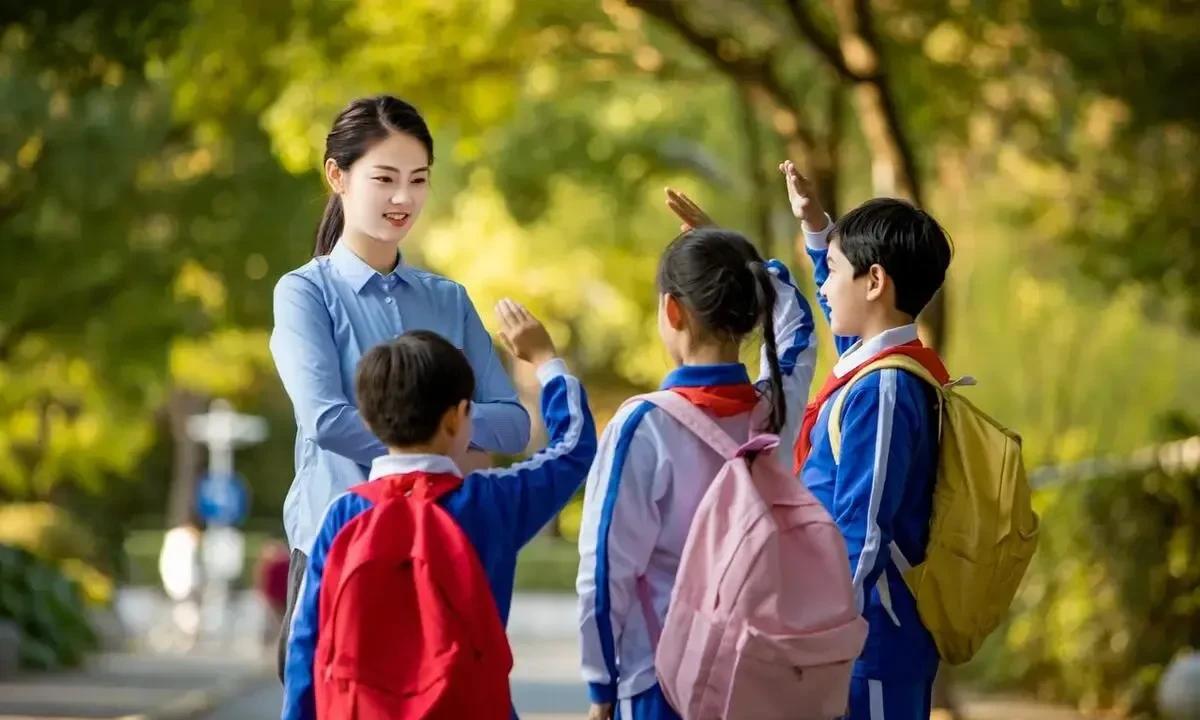 无巧不成书老师让一个调皮的学生把家长叫到学校，学生因害怕叫家长，便花钱