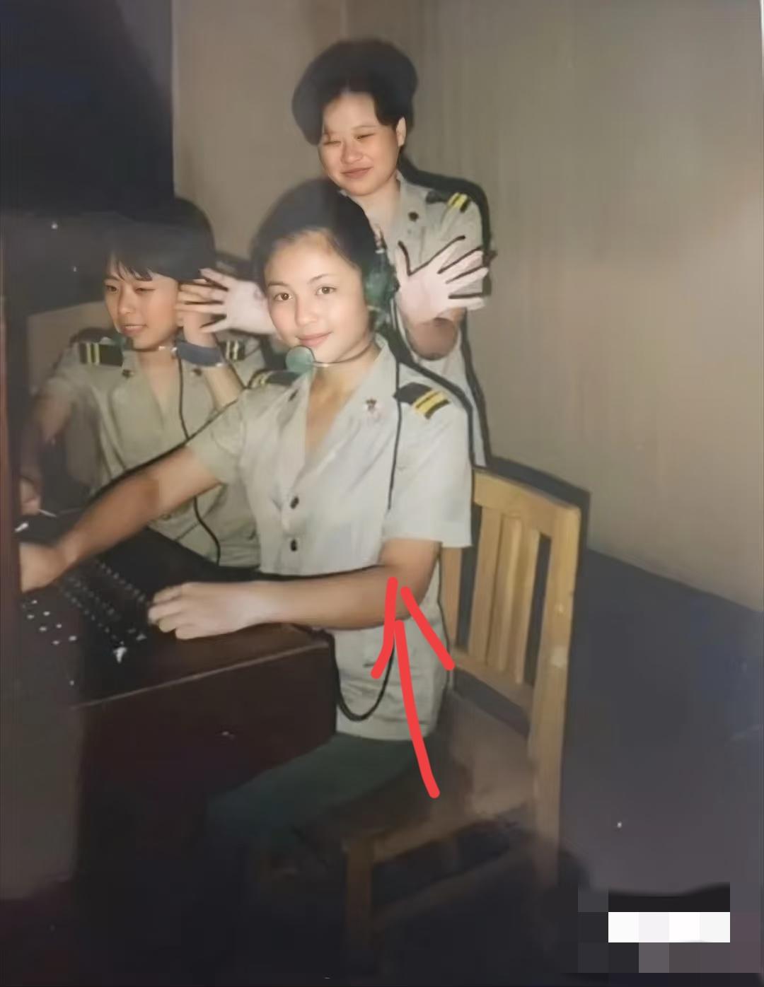 这个穿军装的小姑娘，如今成为了演艺圈家喻户晓的女神级大明星，你能看出来她是谁吗？