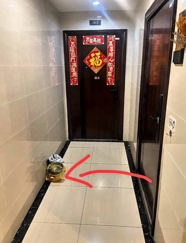 在小区住了八年，每晚将封好的垃圾放门口，次日一早再扔。这习惯多年相安无事，新邻居