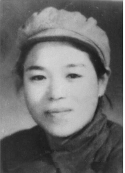 1945年日本战败以后，驻中国东北关东军陆军野战医院院长挥着军刀，用刀尖顶在护士