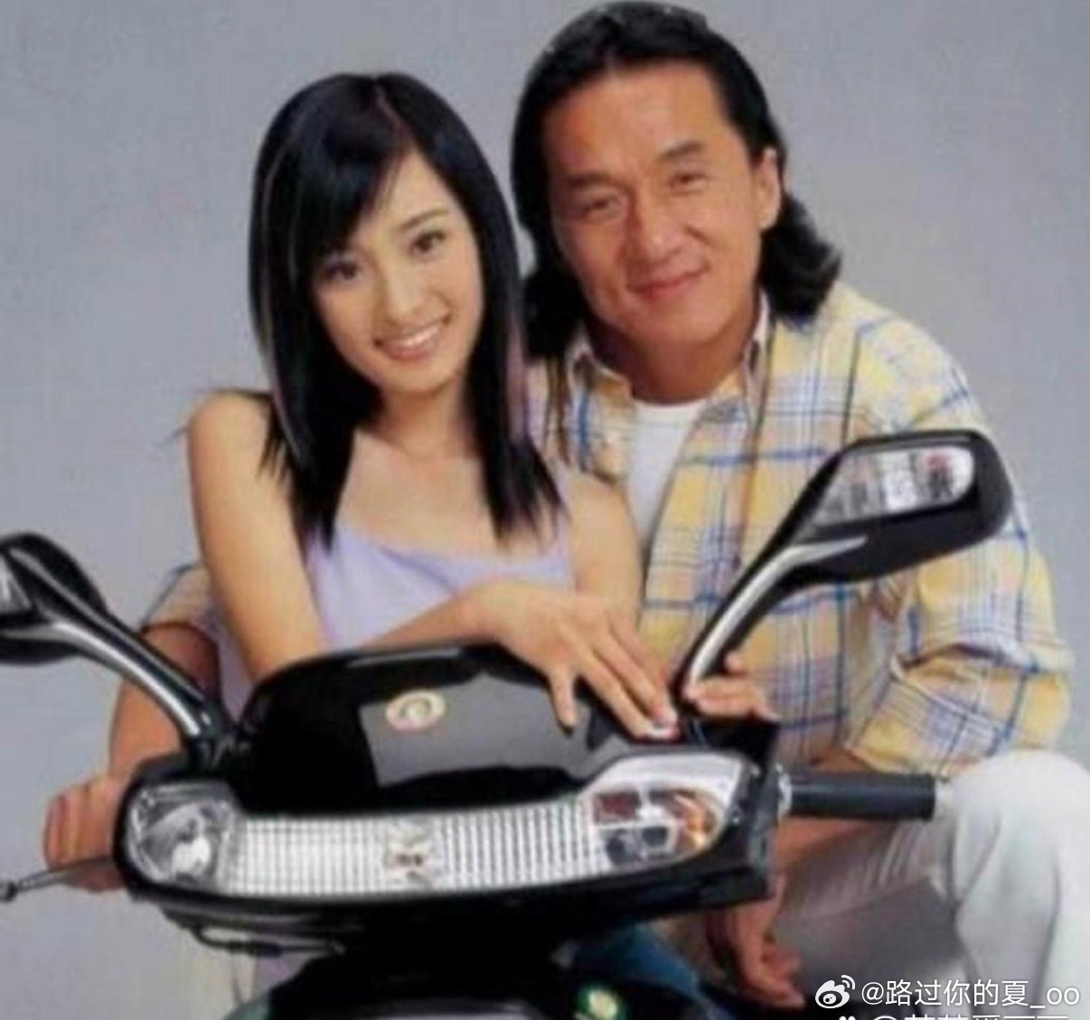 2003年，49岁的成龙和17岁的杨幂一起拍广告。最后结酬劳的时候，成龙拿了50