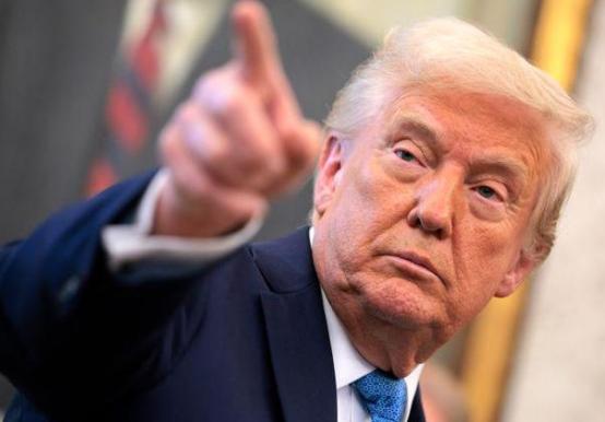 霍尔木兹海峡持续封锁引发国际油价震荡，一度突破100美元，网传阴谋论称这是美国刻